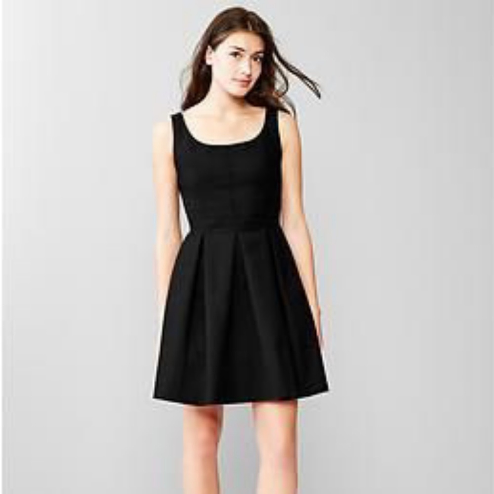 Black sleeveless fit and flare Gap dress size 0